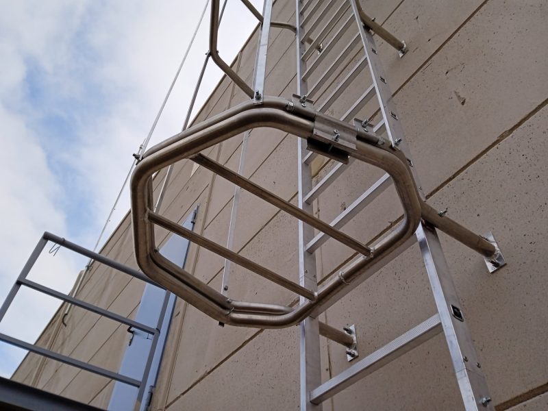 Puerta de seguridad de cierre automático para escalera de gato