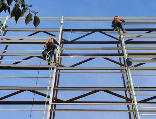 Intervención de limpieza de fachada con trabajos verticales