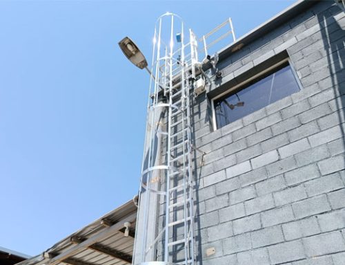 Adecuación de acceso vertical industrial mediante la sustitución de una escalera conforme a normativa.