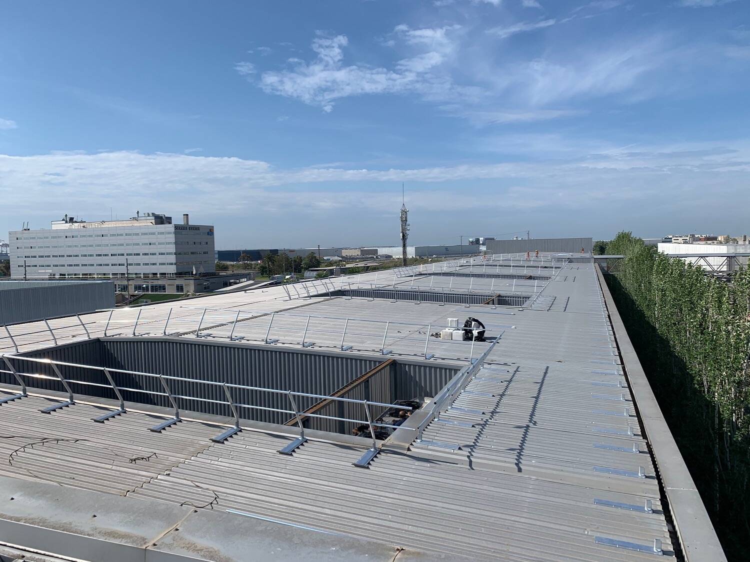 Barandilla perimetral de seguridad autoportante en el borde de una cubierta industrial